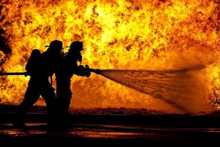 消防危险灭火队员火灾背景图片